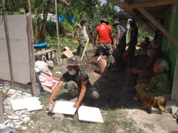 Satgas TMMD Bojonegoro Percepat Pemasangan Keramik Rumah Yadi